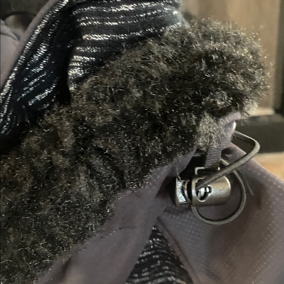 Black and silver ski jacket with detachable fur hat and zippered pockets. Large - Picture 13 of 16